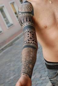 Braccio bellissimo modello di tatuaggio totem polinesiano nero
