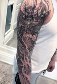 Braccio di fiori di samurai: un set di guerrieri tradizionali e altri disegni di tatuaggi di fiori in stile giapponese