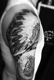 Tatuaggio tatuaggio totem grigio nero con braccio a fiore individuale
