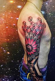 Un fantàstic model de tatuatge de braç de flor de fantasia