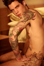 donna sexy Europa e America immagine alternativa del tatuaggio del braccio del fiore immagine del modello