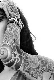 moteriškas gėlių rankos tatuiruotės modelis