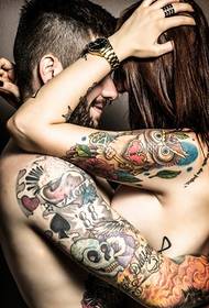Tatuaggio di bella coppia romantica
