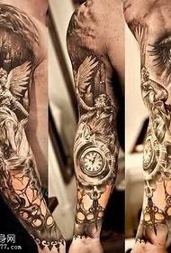 Gėlių rankos vyro gražus tatuiruotės modelis