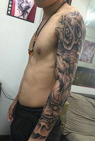 Model de tatuaj braț de flori în formă de calmar