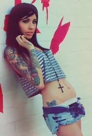 Modello di tatuaggio floreale di colore delle braccia di ragazze europee e americane