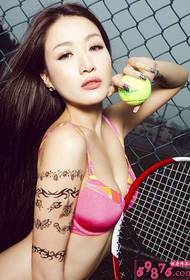 Sun Jingyuan ziedu rokas rožu tauriņa tetovējuma attēls