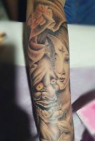 Modellu di tatuaggi di braccio fiore chì combina bellezza è prajna