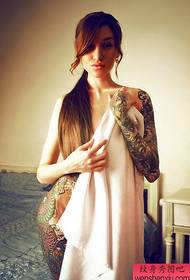 krahu me lule me ngjyra Tattoo punon femra