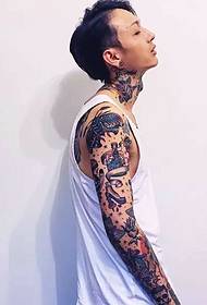 Le motif de tatouage de bras de fleur de personnalité hipster mâle fait les gens crier