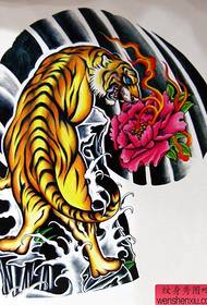 Agli uomini giapponesi piace il tradizionale vecchio modello giapponese a forma di tatuaggio di tigre di peonia mezza peonia