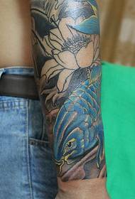 Flor brazo calamar azul tatuaje patrón guapo