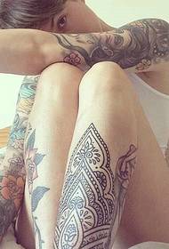 Savage tyttö kukka käsivarsi ja kukka jalka persoonallisuus tatuointi kuva