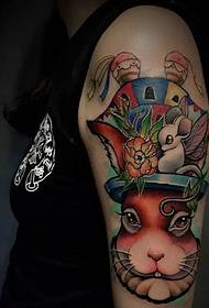 Tatuaggio tatuaggio totem braccio fiore colorato