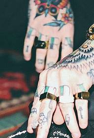 Modes ziedu rokas tetovējuma raksts ārzemju hipsteriem