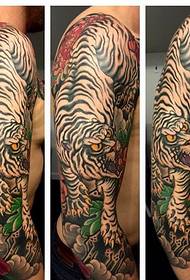 Убава доминирачка машка шема за тетоважа на тигар од цветни рака