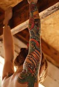 Gėlių rankos taip pat turi meilės tatuiruotės modelį