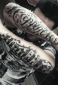 Waffen mat engem männlechen Blummen Tattoo Muster
