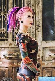 Uzorak tetovaža žene s cvjetnom rukom