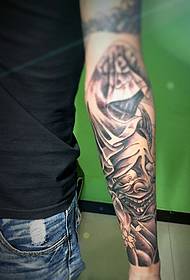Braccio a fiore come un modello di tatuaggio classico bello
