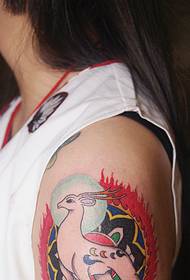 Patron de tatuatge animal de braç de flor per a noies simpàtiques