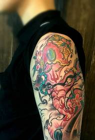Padrão de tatuagem de deus em cores que cobre todo o braço