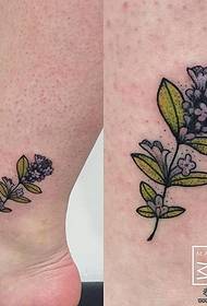 knabinoj piedoj malgrandaj freŝaj floroj-tatuaje-ŝablono