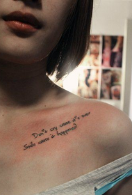 Tatuaje de letra tentada de chicas en la clavícula