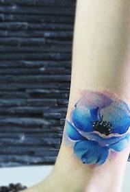 裸脚外侧盛开着一朵蓝色花朵纹身