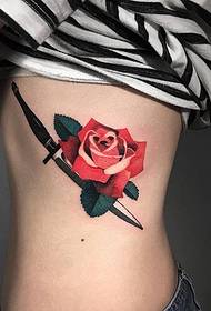 tatuaje de patrón de cola de ballena de color en el tobillo