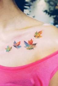 sleutelbeen mooi esdoornblad geschilderd tattoo patroon