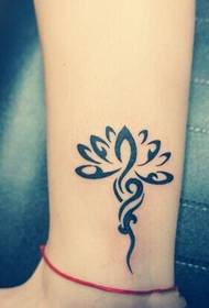 Lepa tetovaža lotosa gležnja