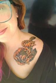 les nenes sota la clavicula van pintar dibuixos en aquarel·la creatives belles fotografies del tatuatge de flors