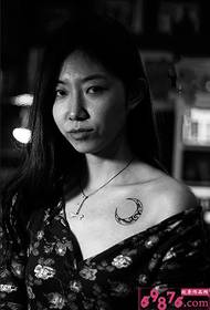 schoonheid sleutelbeen maan totem tattoo