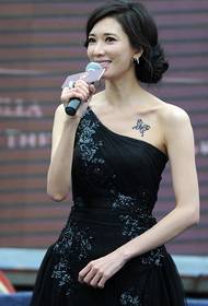 لين تشي لينغ الكتف شبه عارية تظهر فراشة الوشم