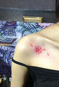 modella di tatuaggi di piccula fiore clausula non mainstream