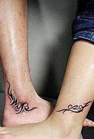 il tatuaggio totem di coppia semplice ed elegante della caviglia