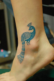 simpatico tatuaggio pavone sulla caviglia