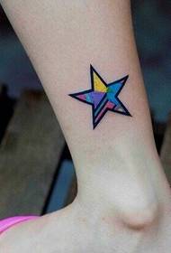 motif de tatouage étoile à cinq branches couleur cheville