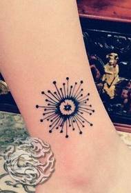 caviglia femminile Un bellissimo tatuaggio totem tarassaco