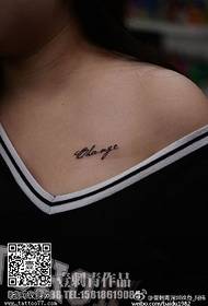 Tattoo ພາສາອັງກິດຂະ ໜາດ ນ້ອຍທີ່ Clavicle