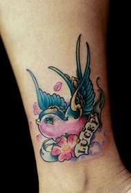 tatuaggio di piccole rondini di colore delle gambe delle ragazze