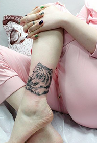 modello di tatuaggio testa di tigre alla caviglia