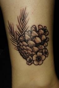 biljka tetovaža gležnjača muškog sportaša na slici tetovaže crnog bora konusa