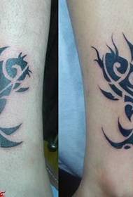 ຮູບແບບ tattoo ຄູ່ຂອງຕີນ: ຄູ່ຄູ່ຕີນ totem ປາຮູບແບບ tattoo