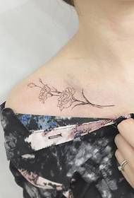 seksi köprücük kemiği üzerindeki küçük dövme