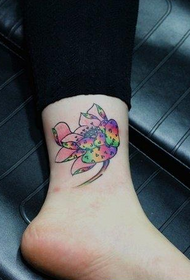女孩的腳踝美麗的顏色蓮花紋身圖案