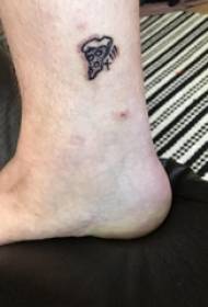 caviglia dell'atleta maschio del tatuaggio dell'alimento sull'immagine nera del tatuaggio dell'alimento