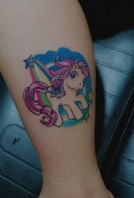 momo waewae o te wahine mo te tattoo pony rainbow
