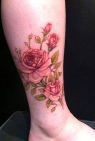 krásne a krásne tetovanie ruží na členku